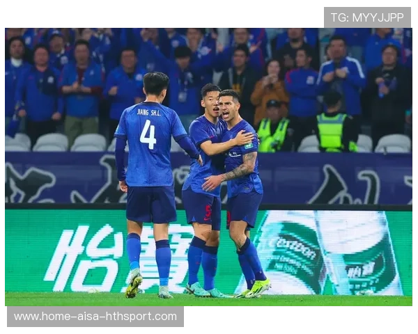 大连英博林良铭突破禁区劲射破门，足球赛场再掀高潮！